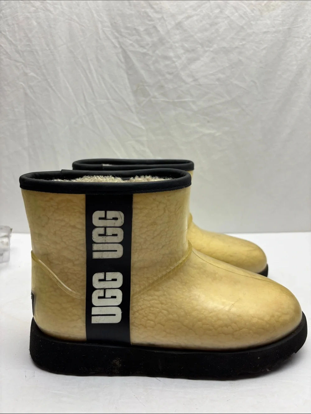 UGG Cream Shearling-Lined Boot Interior, SZ 5 for big girl, box 65